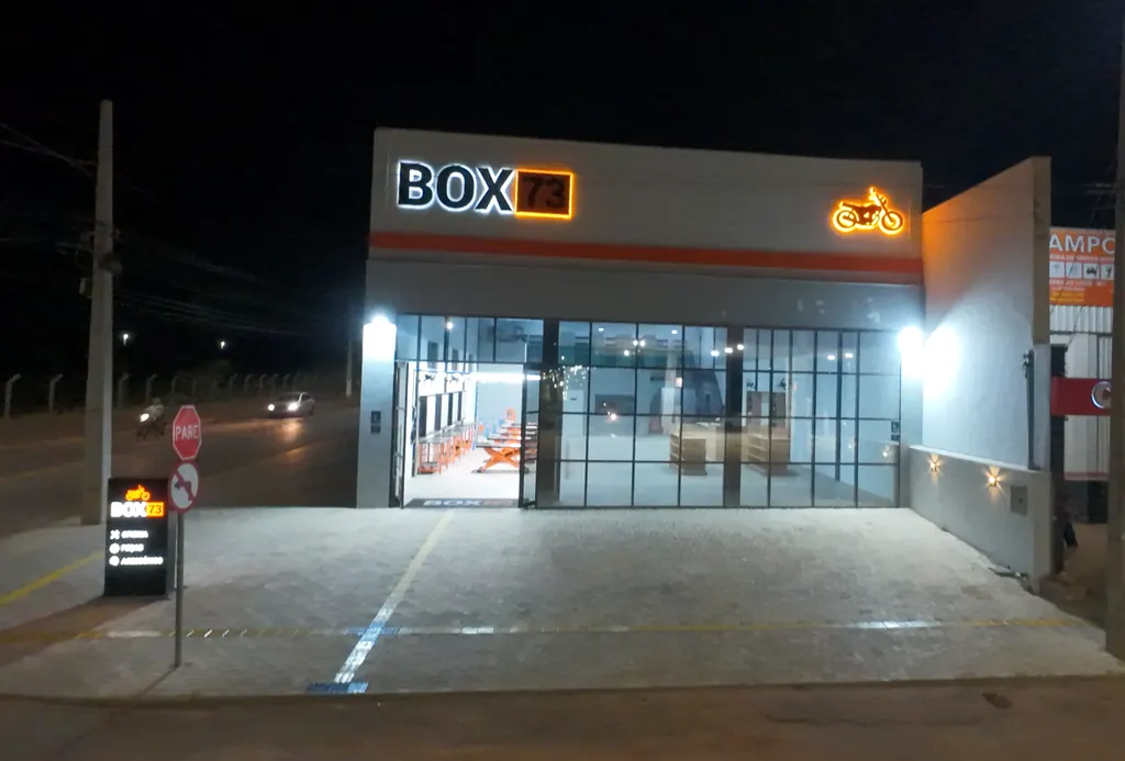 Fachada iluminada da Box 73 à noite