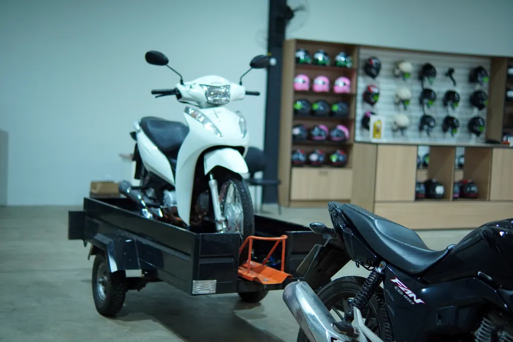 Moto na carretinha pronta para a entrega