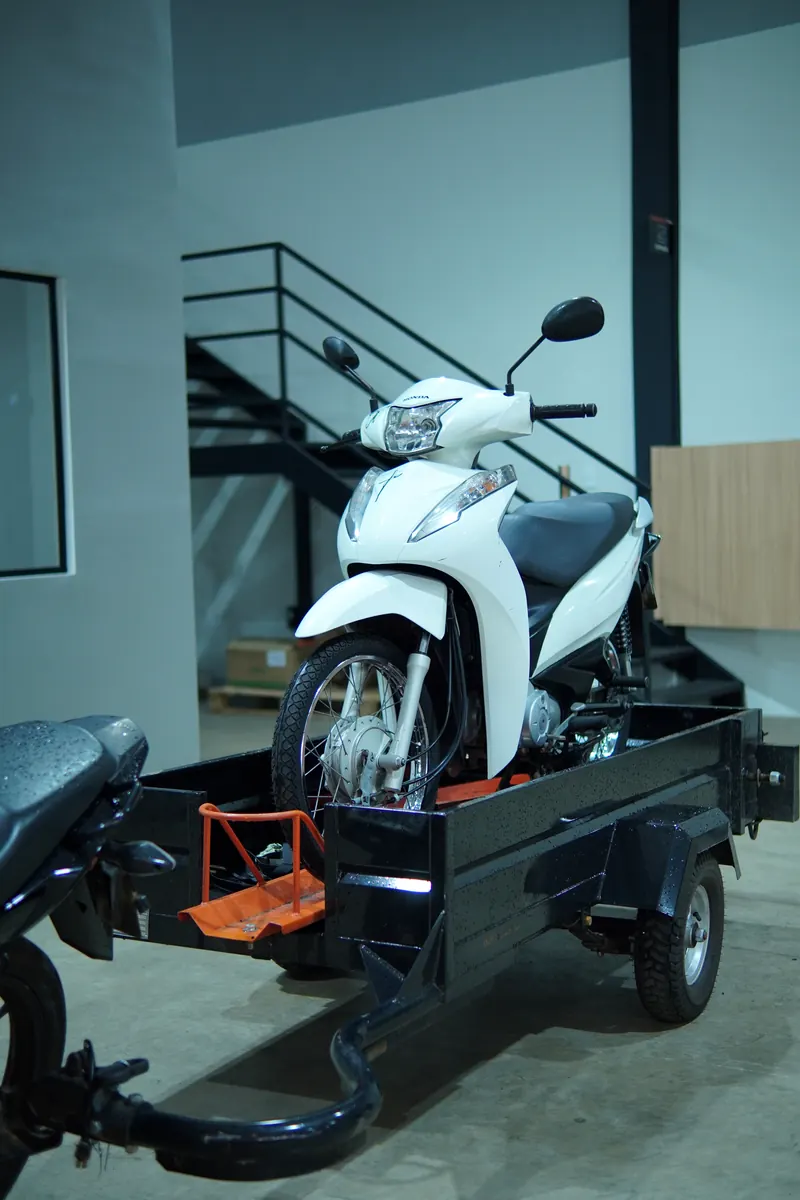 Carretinha do Leva e Traz com a moto travada no suporte