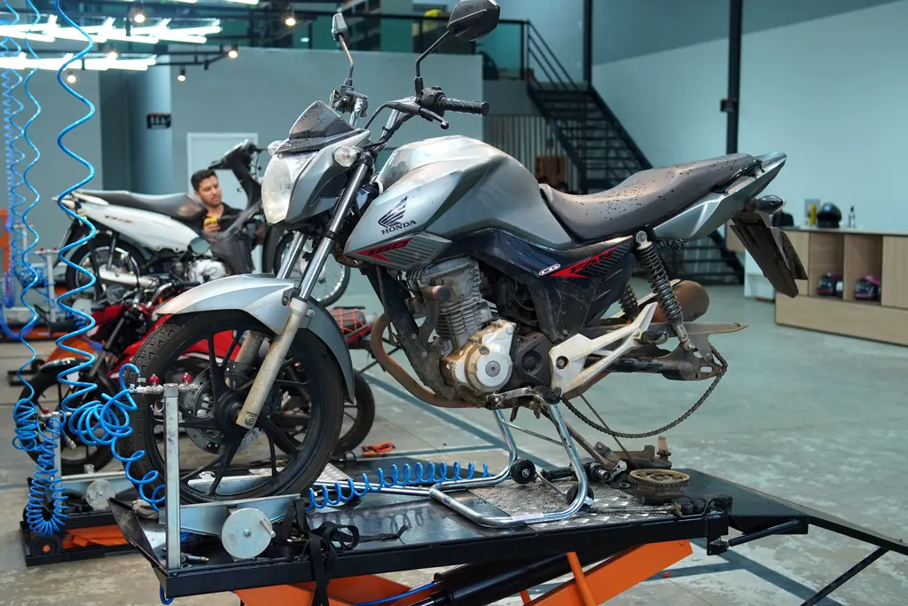 Moto no elevador pronta para o serviço de motor